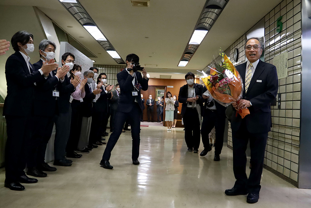 花束を持って笑顔を見せる濱野区長